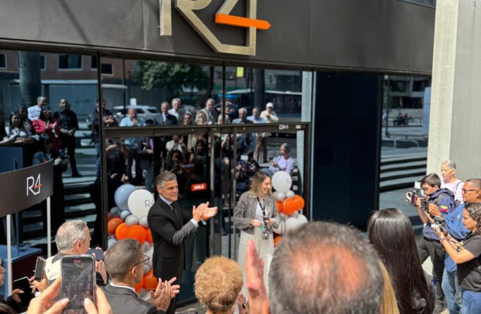 R4 celebra 19 años de innovación reinaugurando su oficina en Centro Lido