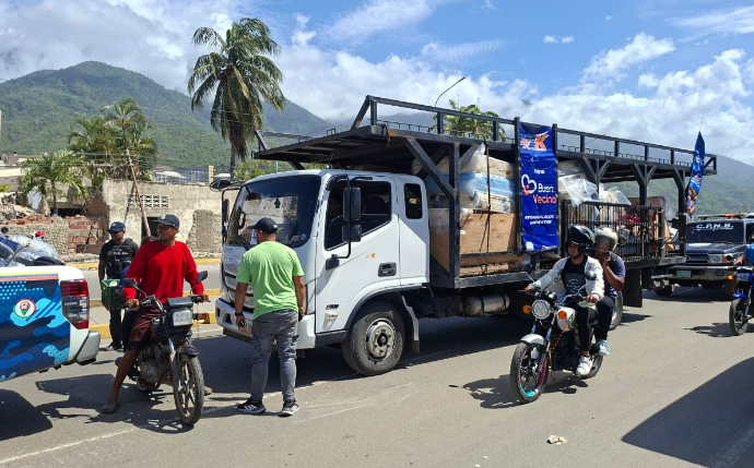 EK dota a paramédicos en La Guaira